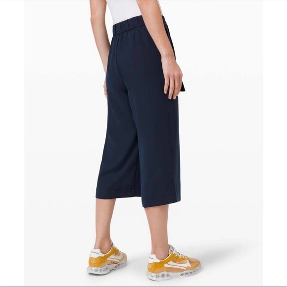 Lululemon Noir Crop Pant Navy Wide Leg High Rise Belted Tie Waist Capri Sz 4 - Picture 13 of 15